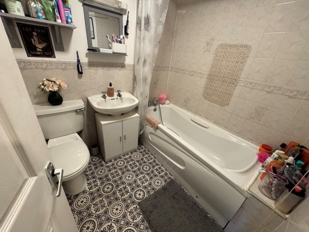 Lot: 16 - FREEHOLD MODERN TERRACE HOUSE FOR INVESTMENT - Bathroom